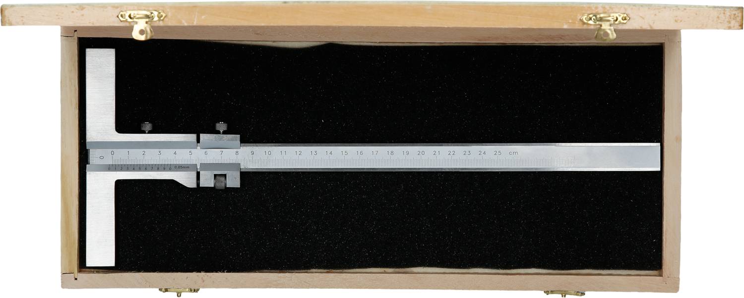 Un calibro d'argento in una scatola di legno aperta con rivestimento interno nero, pronto per misurazioni precise.