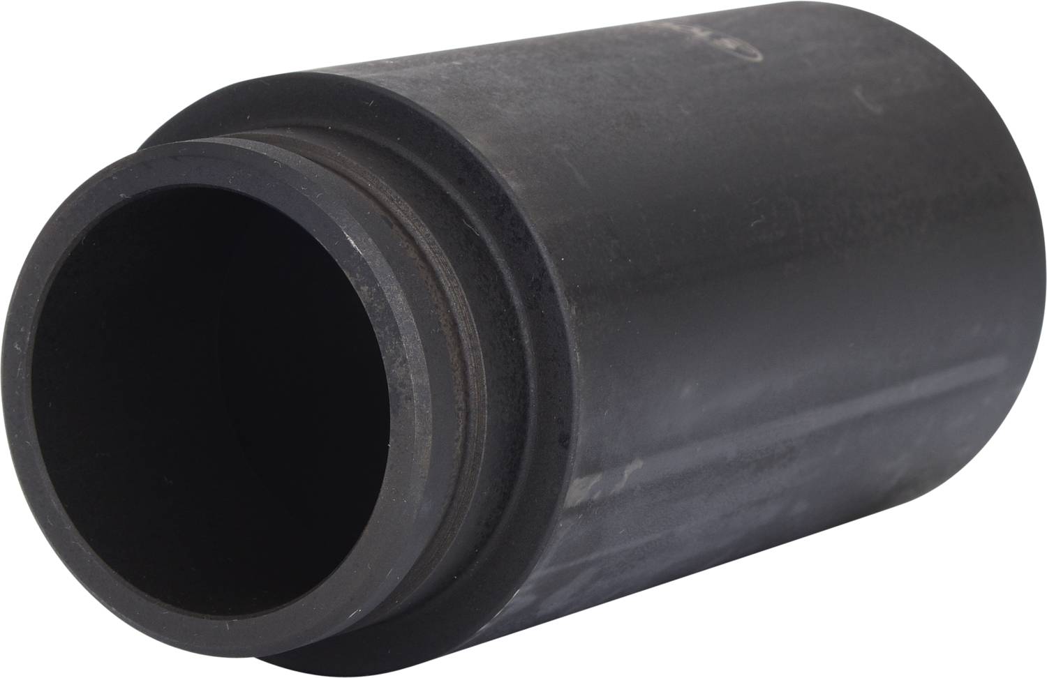 Un tubo nero cilindrico con un'estremità più larga. Sembra essere fatto di metallo e potrebbe essere un componente di un impianto tecnico.