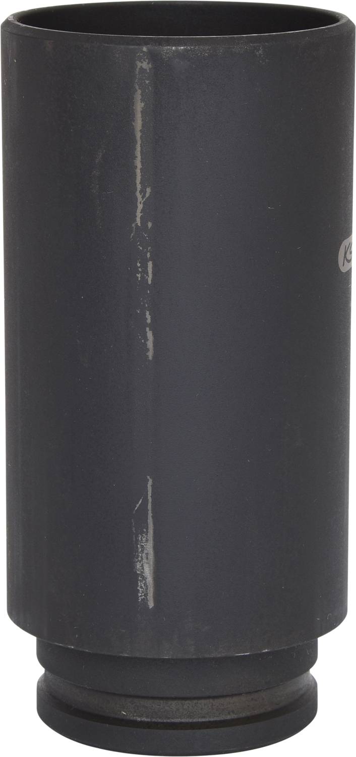 Un oggetto metallico nero, cilindrico, con graffi sulla superficie, probabilmente un pezzo di tubo o parte di un componente meccanico.