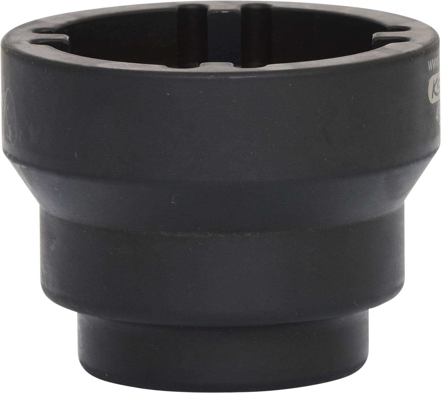 Un adattatore nero in metallo di forma cilindrica. Viene utilizzato per il fissaggio o il collegamento in applicazioni meccaniche.