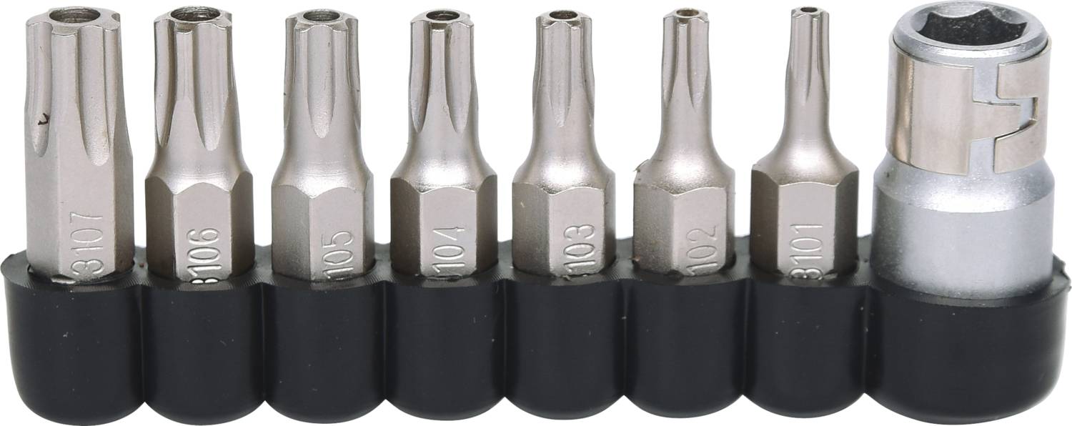 Un set di otto inserti Torx argentati di diverse dimensioni, inseriti in un supporto nero, con un attacco a cricchetto argentato sulla destra.