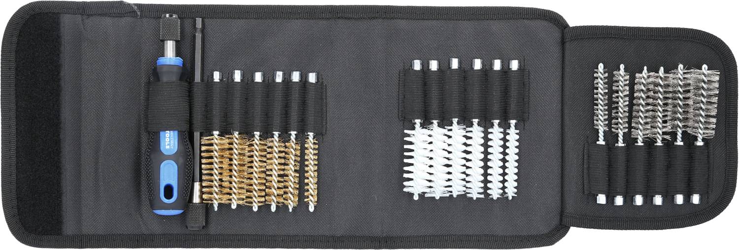 Un set di spazzole e attrezzi per la pulizia di fucili in una custodia aperta, con diversi tipi di spazzole e impugnature su entrambi i lati.