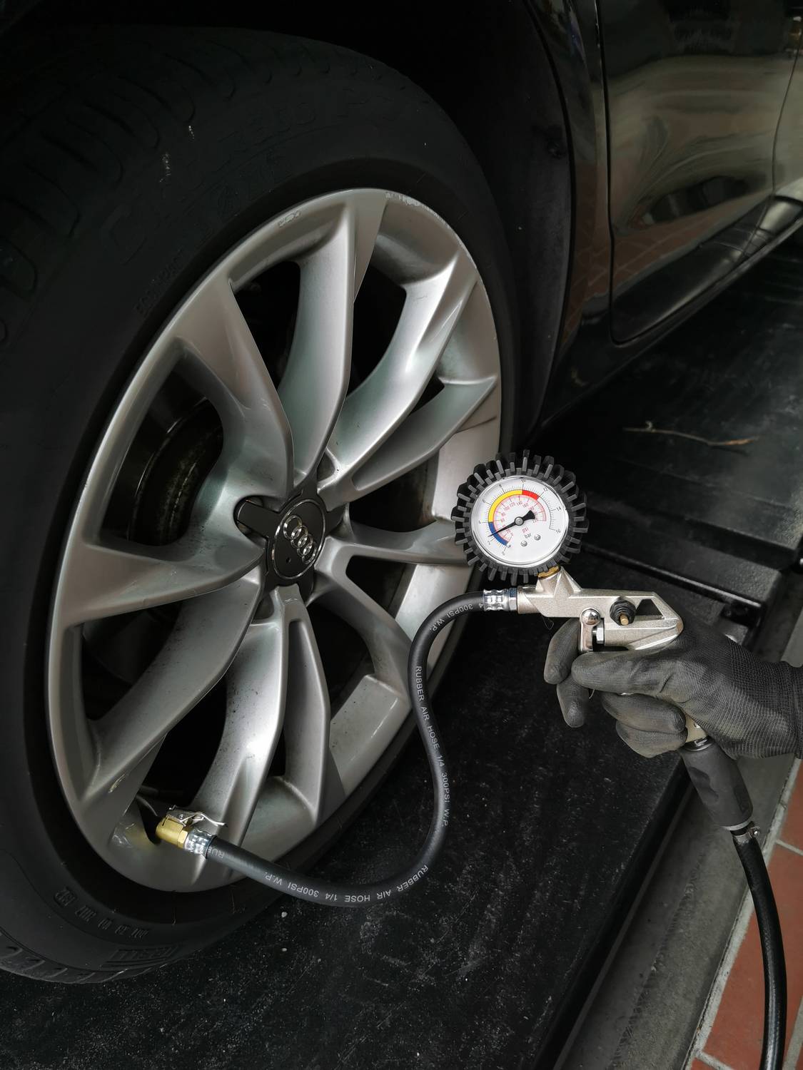 L'auto viene controllata sulla pressione dell'aria; il manometro indica la pressione.