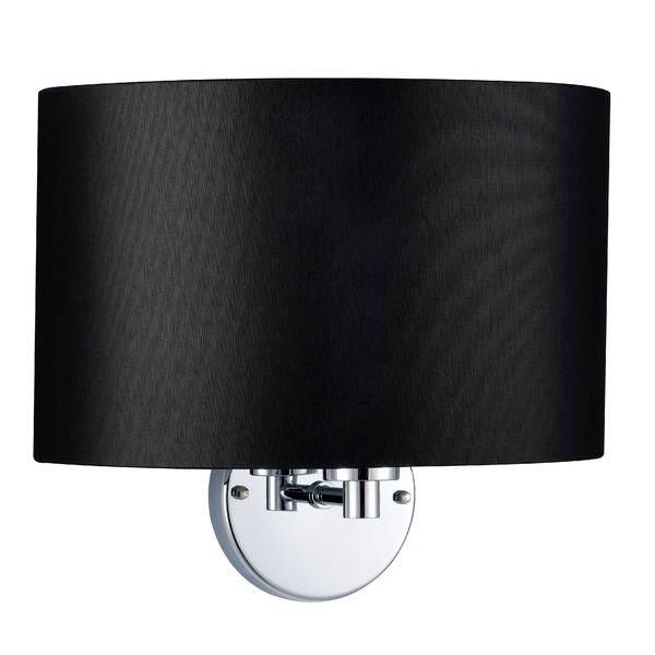 Lampada da parete nera con paralume tondo in tessuto e supporto cromato. Design moderno, adatta per soggiorno o ufficio.