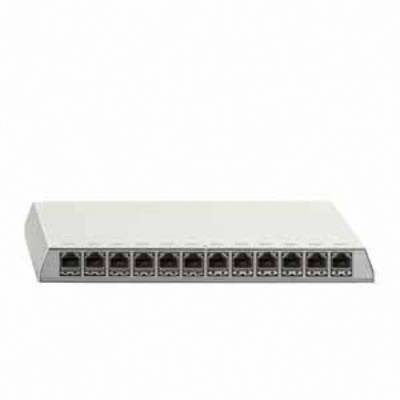Switch di rete bianco con 16 porte Ethernet. Adatto all'utilizzo in infrastrutture di rete per connettere più dispositivi.