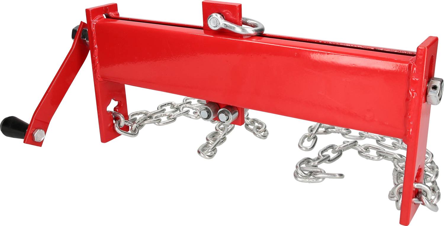 Traversa rossa per motori in metallo con catene e maniglia a manovella per la regolazione fine dei pesi dei motori nelle officine.