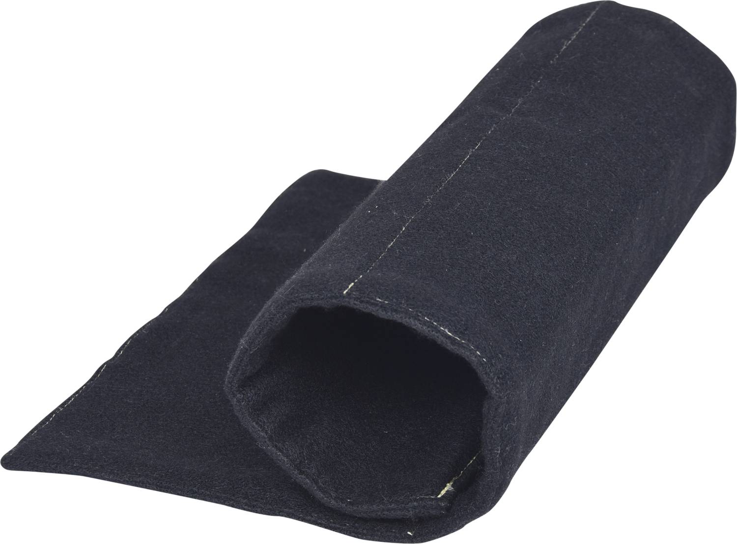 Un panno nero arrotolato su sfondo bianco.