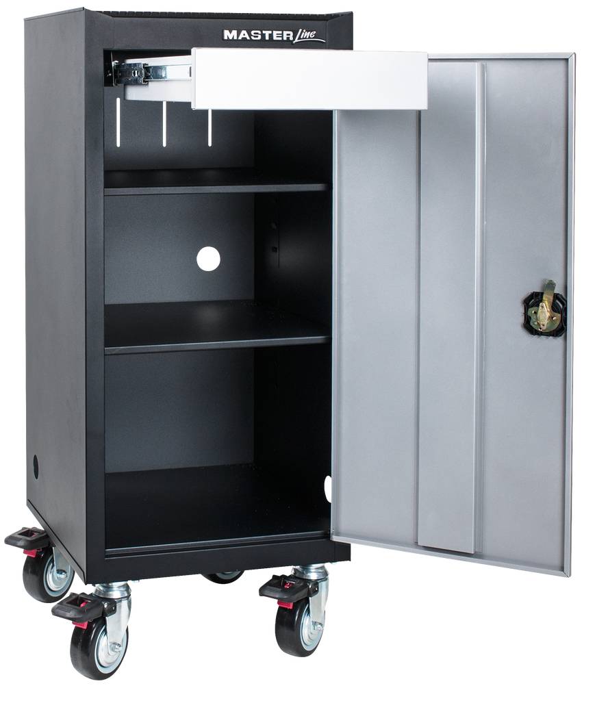Armadio porta attrezzi nero su ruote con porta metallica aperta. Visibili due ripiani e uno scomparto superiore con tre barre porta utensili.