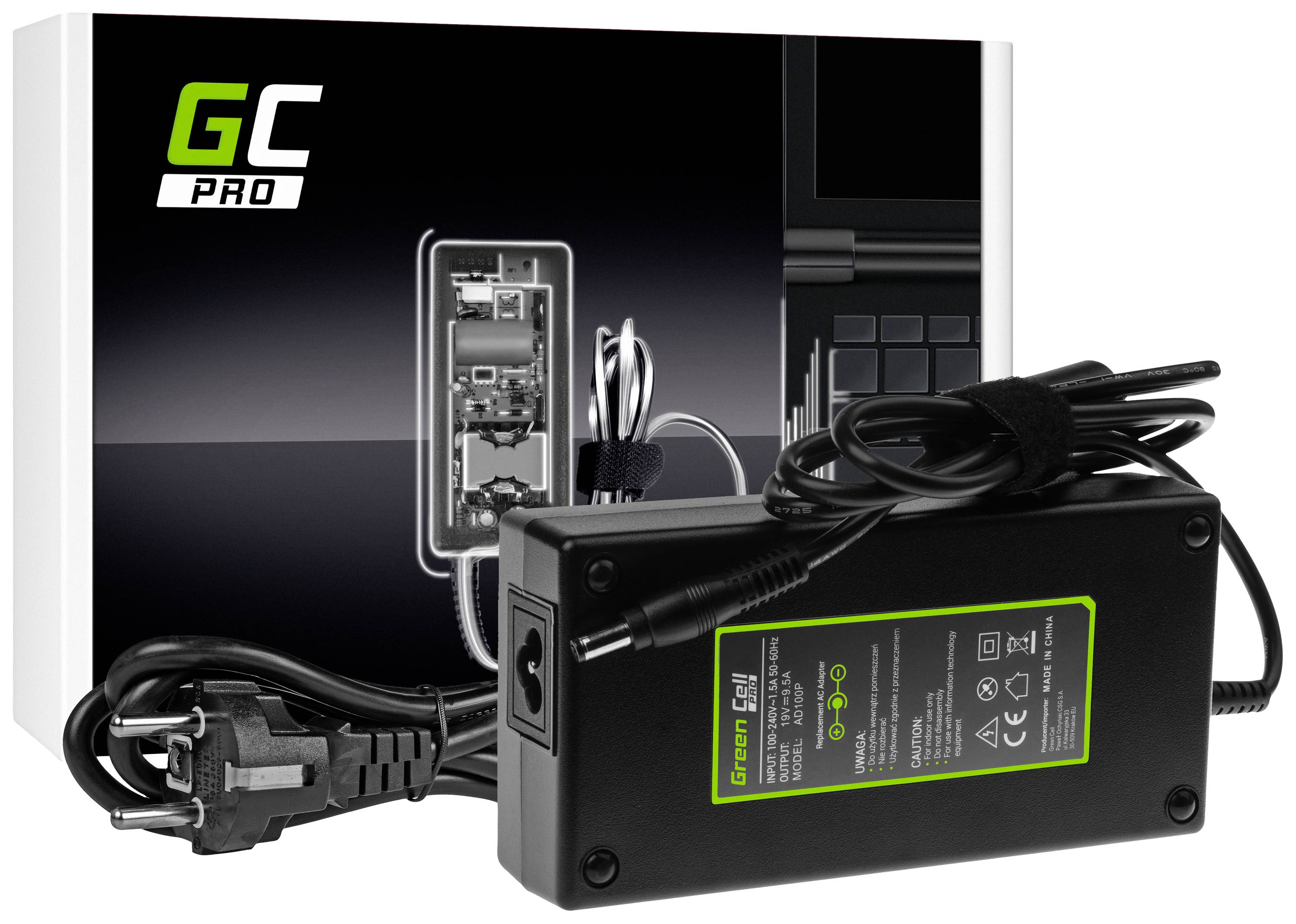 Alimentatore per laptop nero con cavo davanti a una confezione nera con il logo del marchio 'GC Pro'. Un altro cavo è anch'esso visibile.