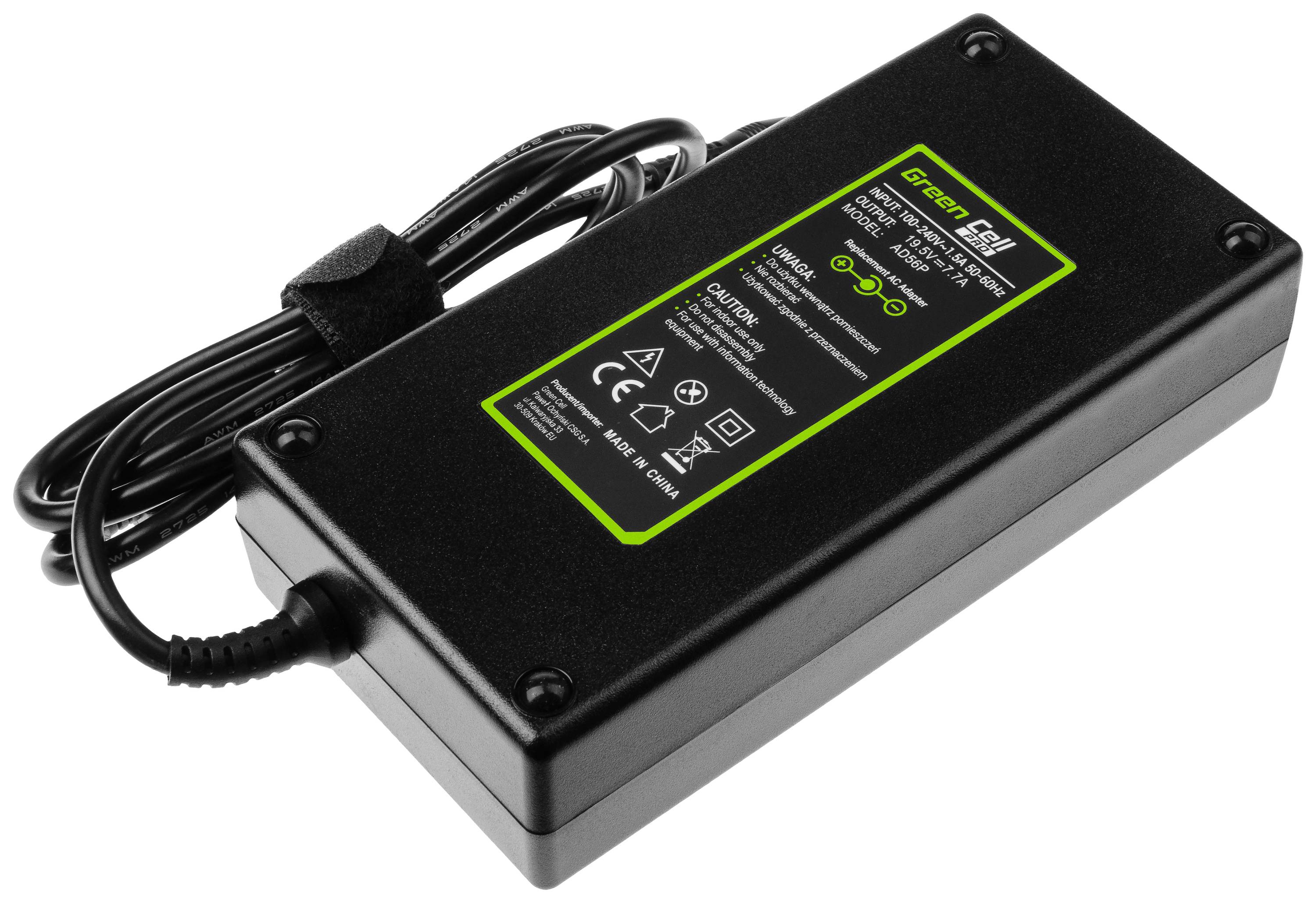 Caricabatterie nero con etichetta informativa con bordo verde che mostra dettagli su corrente e tensione; adatto per apparecchi elettrici.