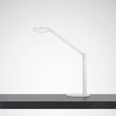 Una lampada da tavolo minimalista e moderna con collo flessibile è posizionata su un tavolo di legno scuro davanti a uno sfondo neutro.