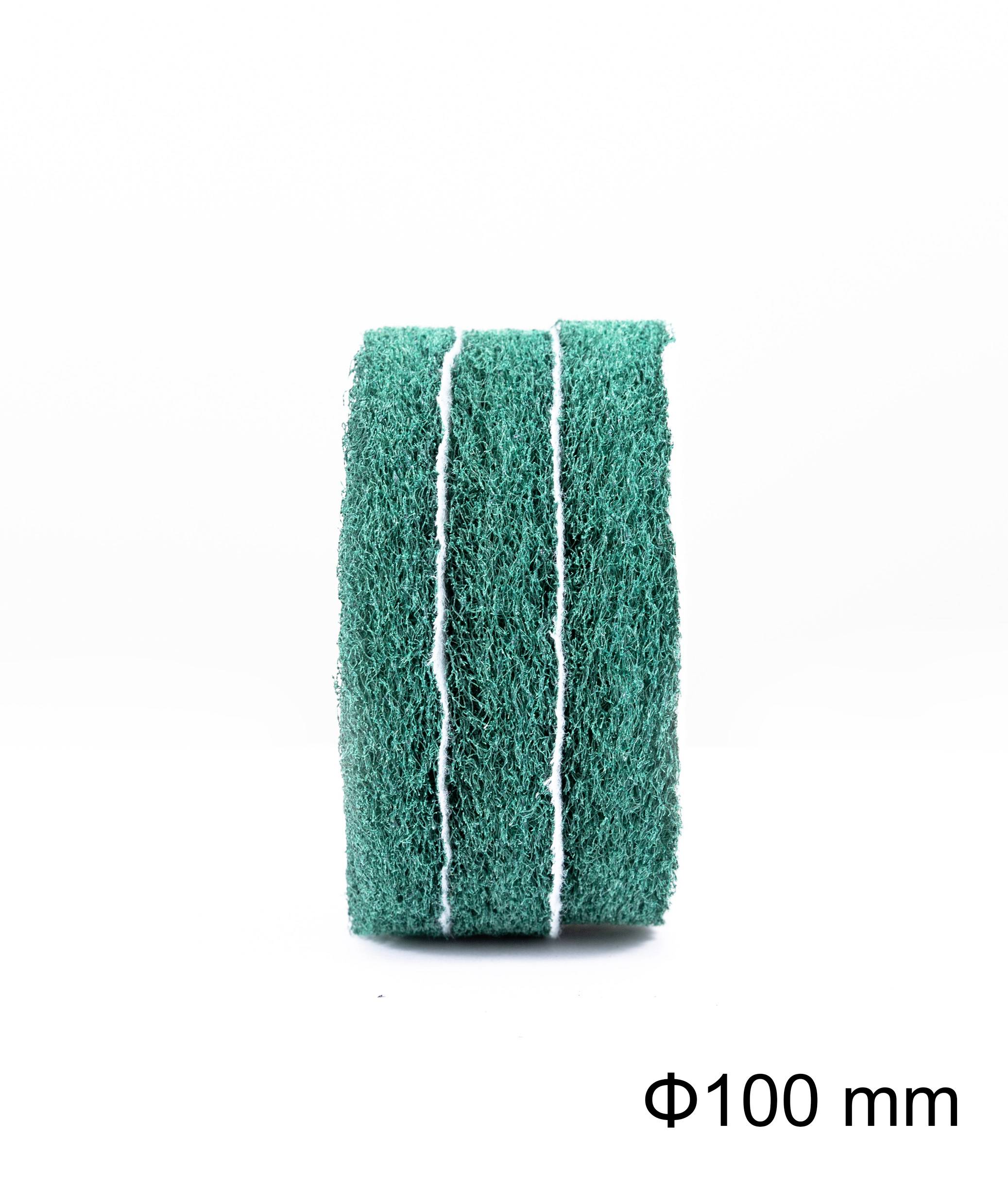 Un spugna verde da cucina, mostrata in posizione verticale, con tre strisce bianche, diametro 100 mm. Ideale per scopi di pulizia.