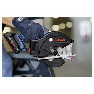 Una persona che tiene un'utensile elettrico Bosch, che sta tagliando un'asta di metallo. L'utensile è dotato di una batteria CORE18V, ed è utilizzato in un ambiente industriale.