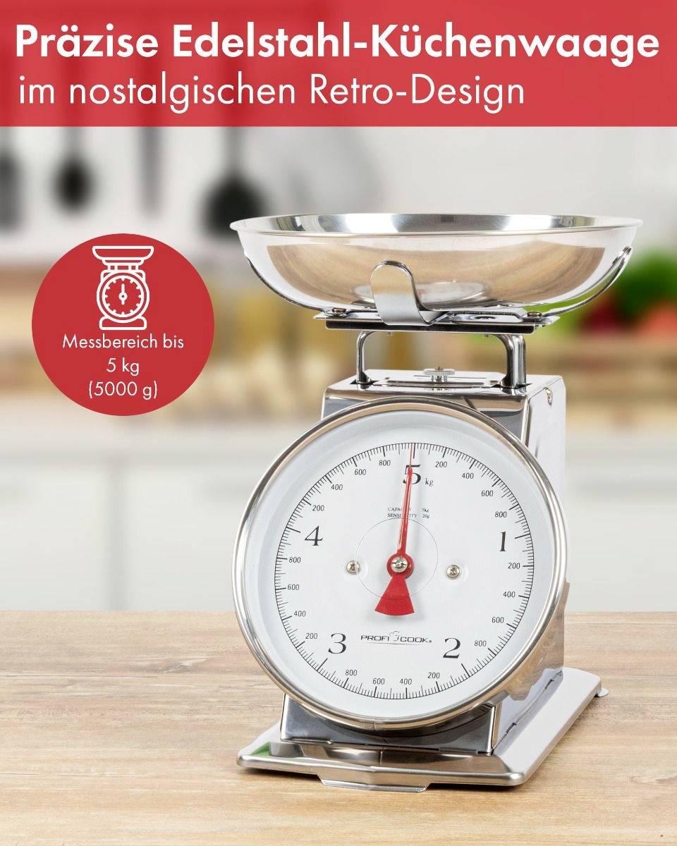 Bilancia da cucina in acciaio inox dal design retrò con quadrante rotondo, misura fino a 5 kg. Sfondo sfocato con motivo di cucina.