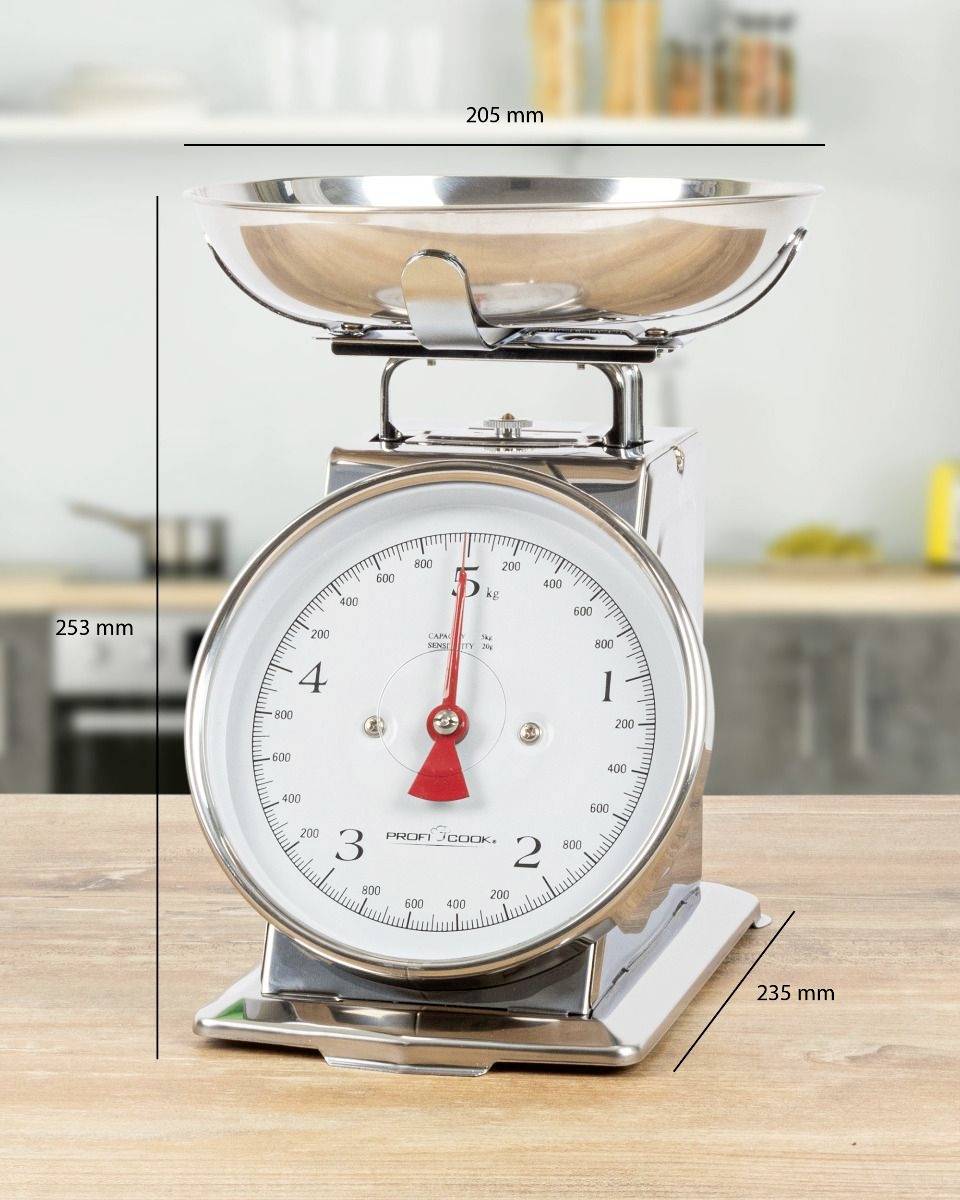 Bilancia da cucina in metallo poggiata su un tavolo di legno, indica le seguenti misure in millimetri: larghezza 205 mm, altezza 253 mm, profondità 235 mm.
