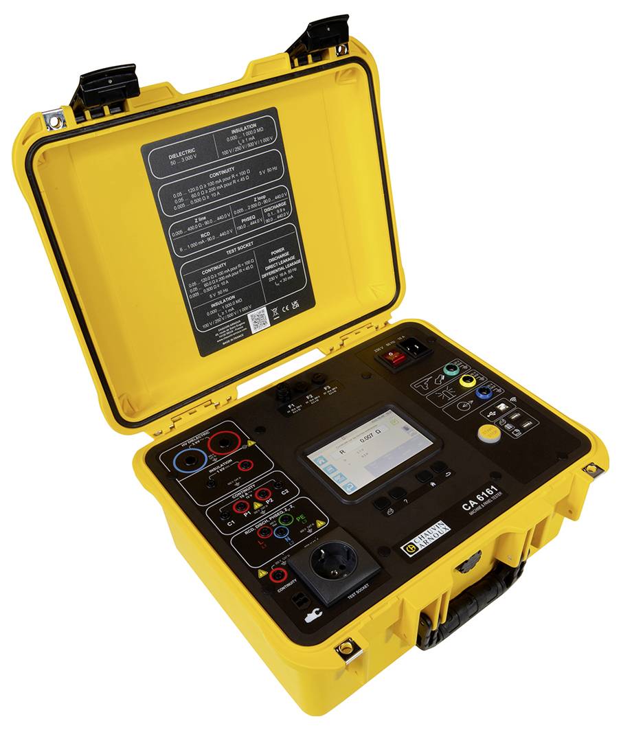 Dispositivo portatile giallo con coperchio aperto. Il display mostra misurazioni, sono visibili diversi connettori e pulsanti di controllo.