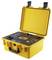Dispositivo di misurazione portatile giallo in valigetta, con diversi pulsanti e un display digitale, utilizzato per test elettrici.