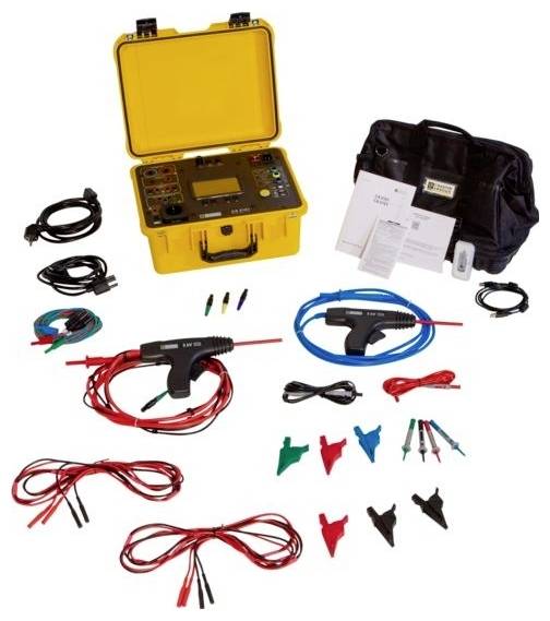 Dispositivo di misurazione giallo con valigia, corredata di cavi e accessori, tra cui cavi di misurazione rossi, blu e neri, morsetti, una borsa nera e istruzioni.
