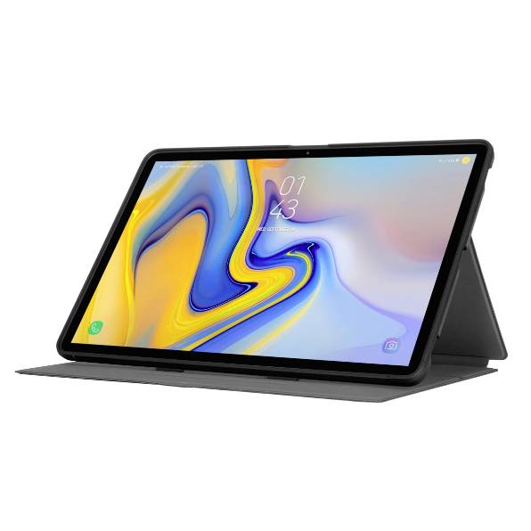 Un tablet con custodia mostra uno sfondo colorato. Sullo schermo sono visibili l'ora '01:43' e diverse icone di app.