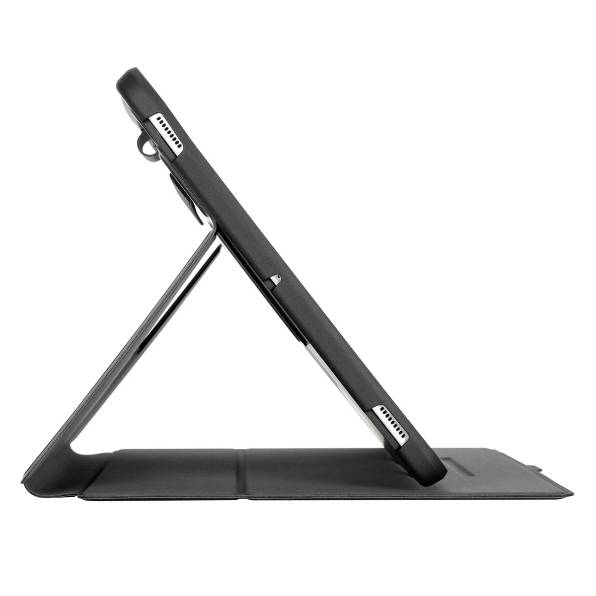 Un tablet è posizionato verticalmente su un tavolo, all'interno di una custodia inclinata, visto di lato.