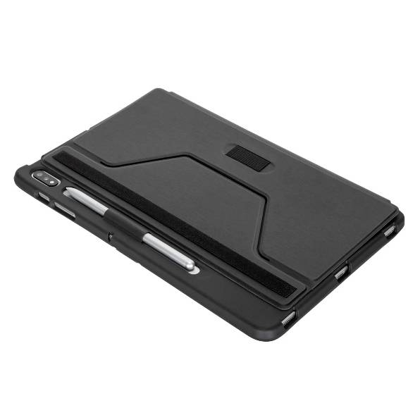 Un custodia protettiva nera per tablet con supporto integrato per pennino e ritaglio per la fotocamera, dal design diagonale.
