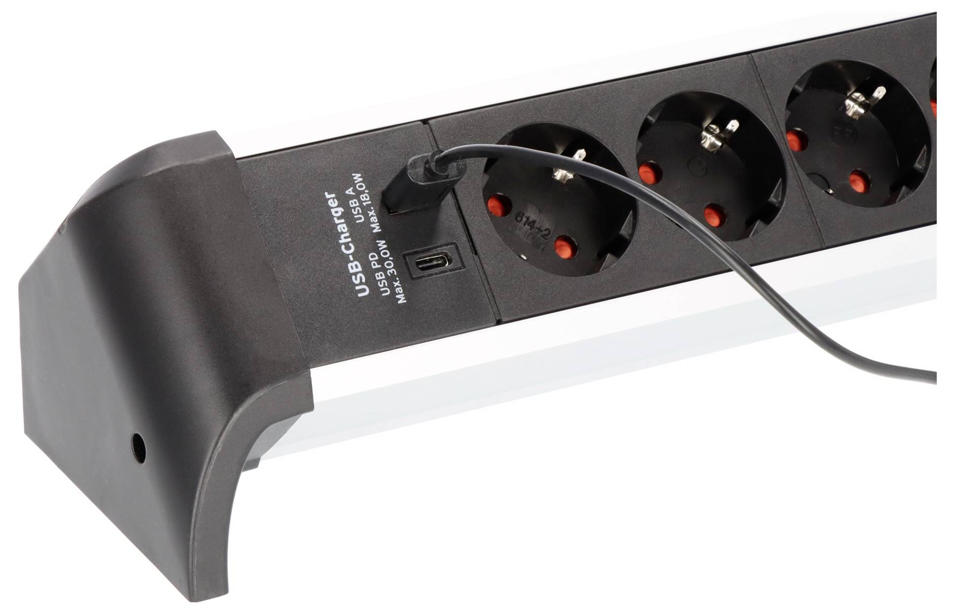 Ciabatta nera con sei prese e caricabatterie USB con cavo collegato, mostrata su sfondo bianco.