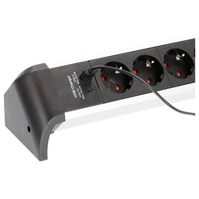 Ciabatta nera con sei prese e caricabatterie USB con cavo collegato, mostrata su sfondo bianco.