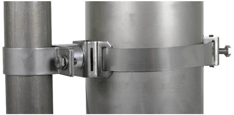 Morsetto metallico che collega saldamente due tubi verticali in metallo.