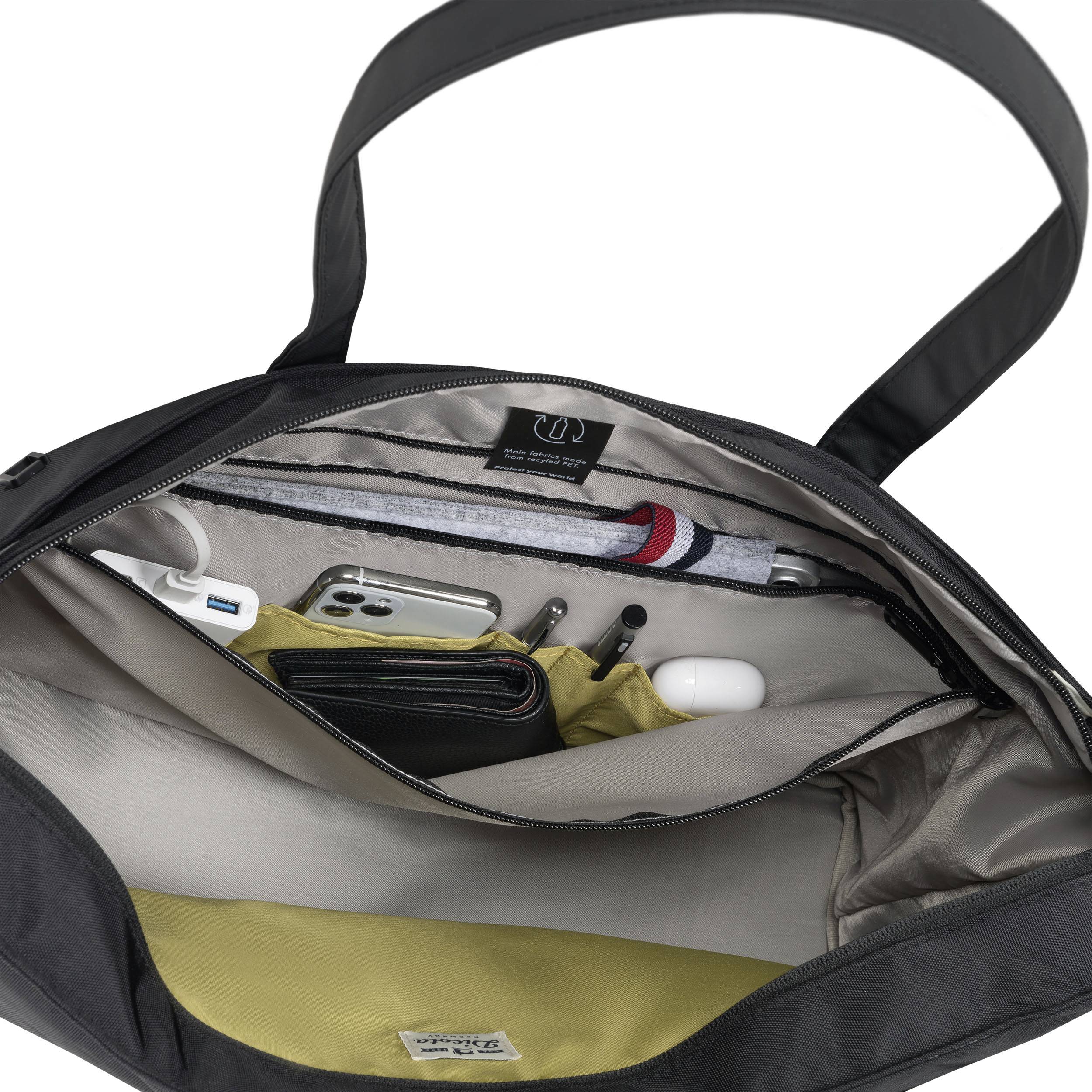 Una borsa nera aperta con diversi scomparti. Sono visibili un smartphone, un portafoglio, una penna e un tessuto arrotolato.
