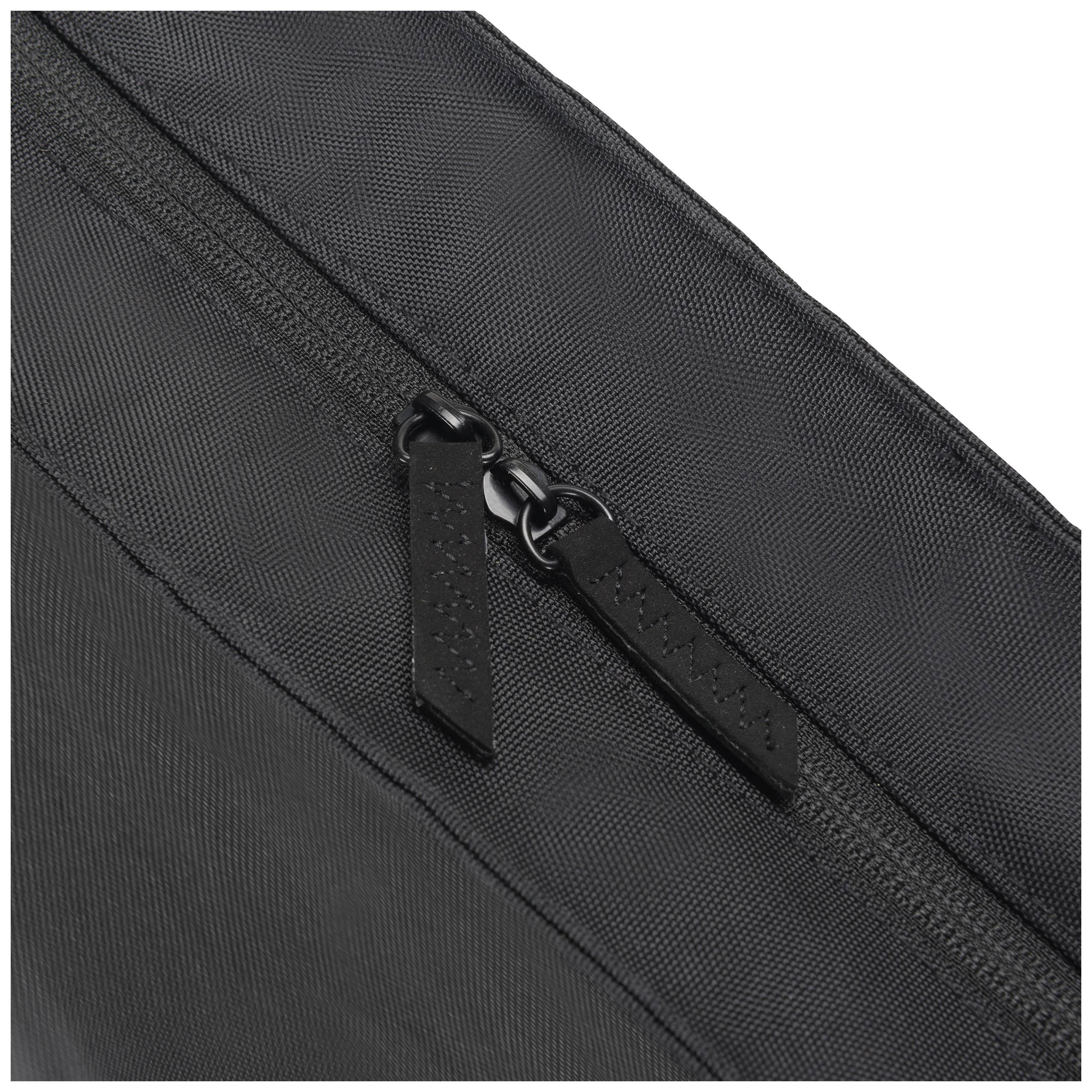 Cerniera lampo di una borsa grigio scuro con due cursori, ripresa da vicino.