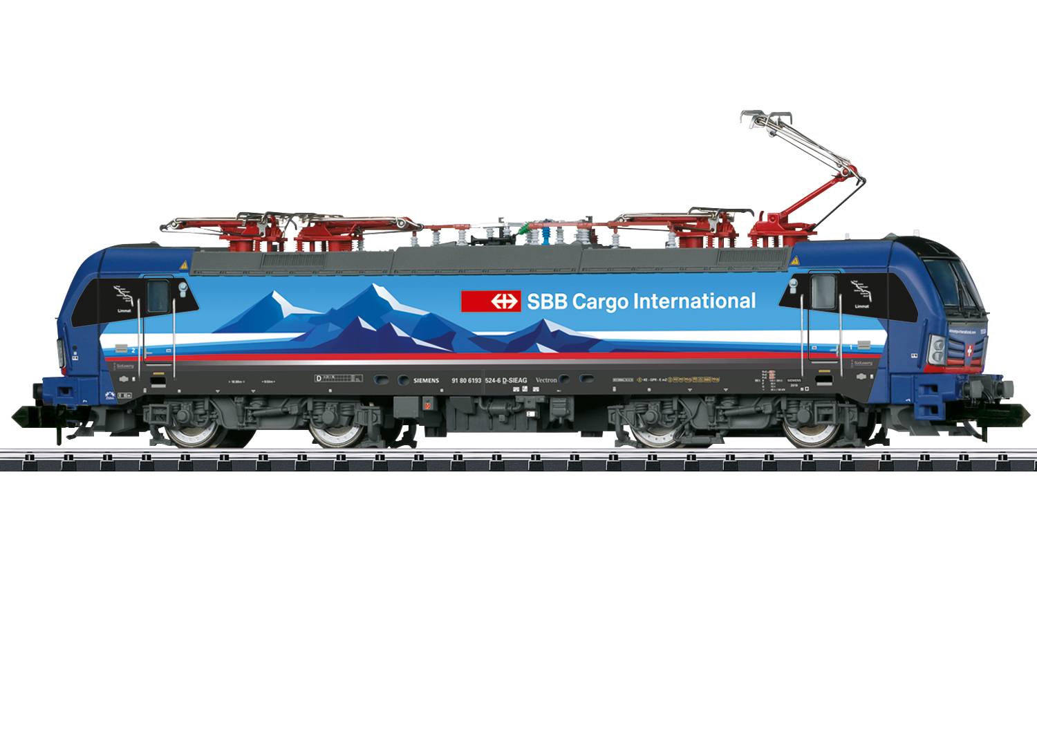 SBB Cargo International Zug, blu, con dettagli bianchi e rossi. Decorato con montagne sul lato, posizionato sui binari.