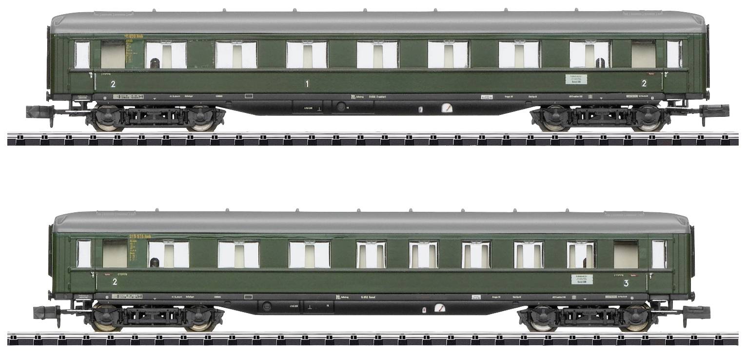 Due vagoni ferroviari verdi sui binari. Il vagone superiore ha prima e seconda classe. Il vagone inferiore ha seconda e terza classe.