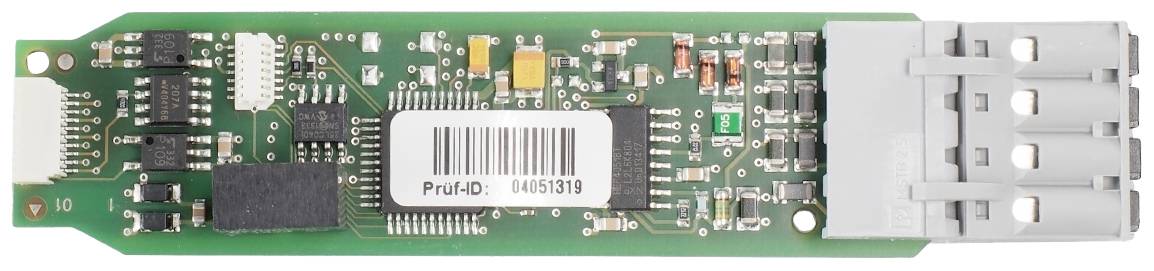 Scheda elettronica con circuito stampato verde, con chip, resistenze e un'etichetta con codice a barre riportante la scritta 'ProdID: 04561318'.