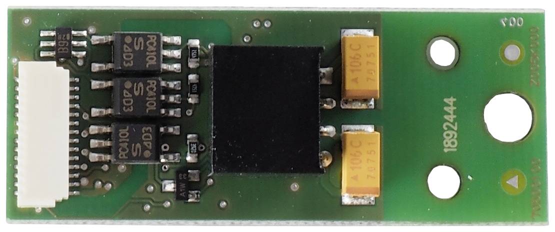 'Un componente elettronico con scheda a circuito stampato verde, diversi chip neri e due condensatori arancioni.'