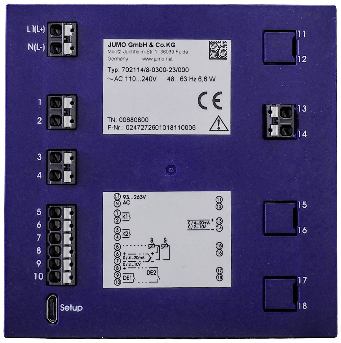 Un dispositivo elettronico blu con connettori e un'etichetta al centro che mostra dettagli tecnici e informazioni di contatto.