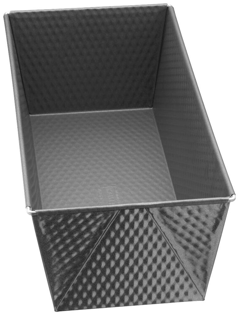 Teglia rettangolare con rivestimento antiaderente su sfondo bianco; adatta per cuocere pane o torte.