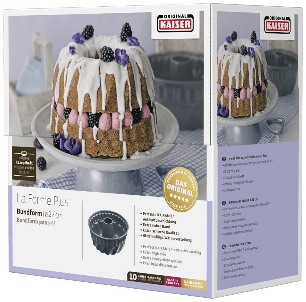 Confezione per stampo da ciambella da 22 cm 'La Forme Plus' di Kaiser. Con immagine di una torta decorata con glassa e bacche, comprensiva delle caratteristiche del prodotto.
