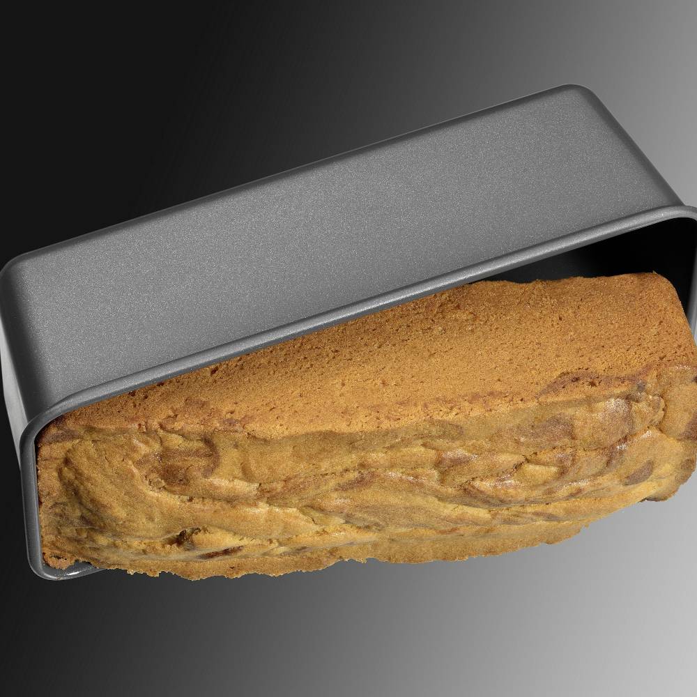 Una teglia rettangolare con un pane al suo interno, cotto uniformemente con una crosta dorata e uniforme.