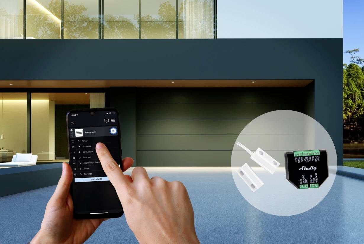 Una persona utilizza uno smartphone per controllare un portone del garage da remoto. A destra, un sensore e un modulo di controllo in dettaglio.