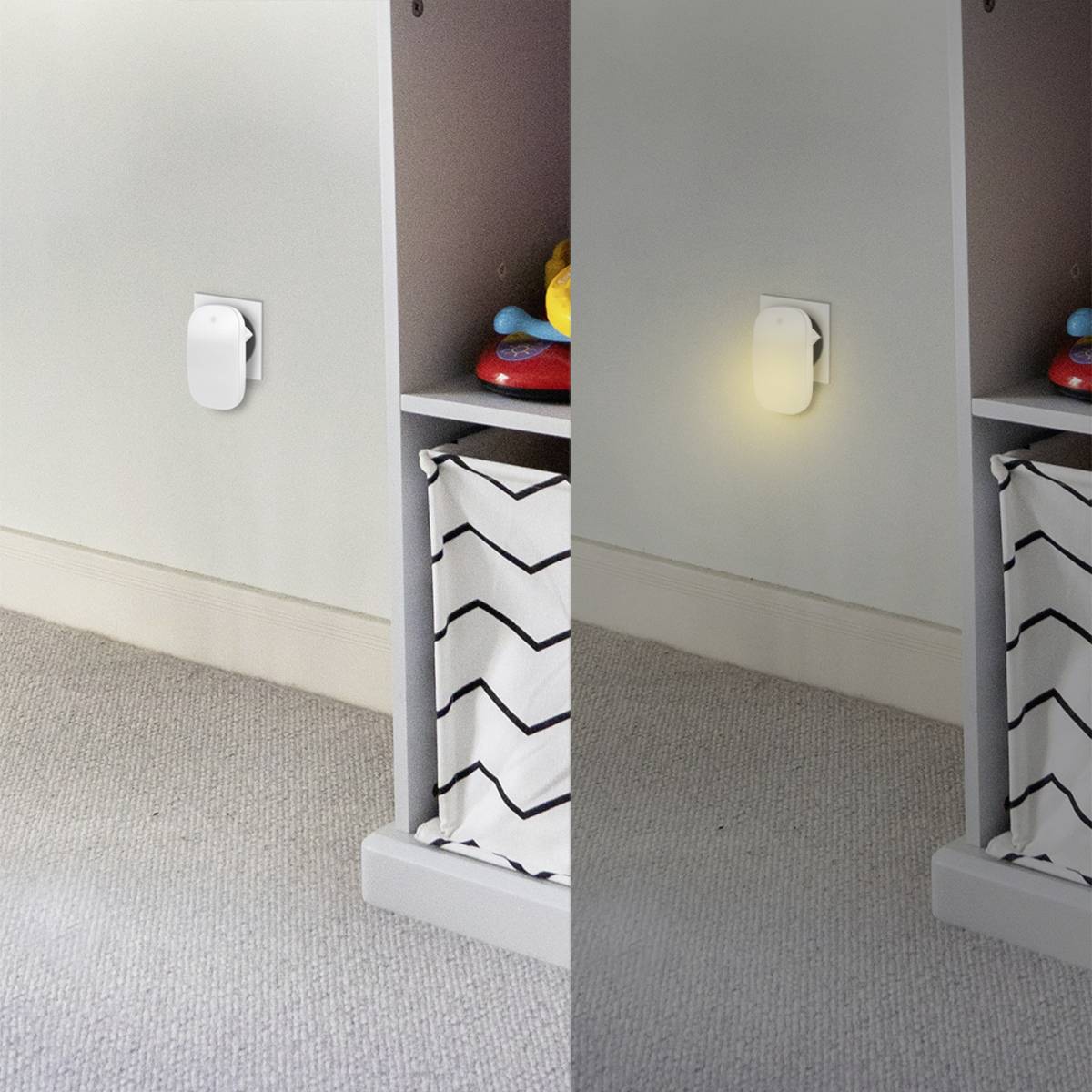 Una presa elettrica con una luce notturna. A sinistra la luce è spenta, a destra è accesa, con un bagliore soft e giallo. Accanto alla presa c'è uno scaffale con degli oggetti.
