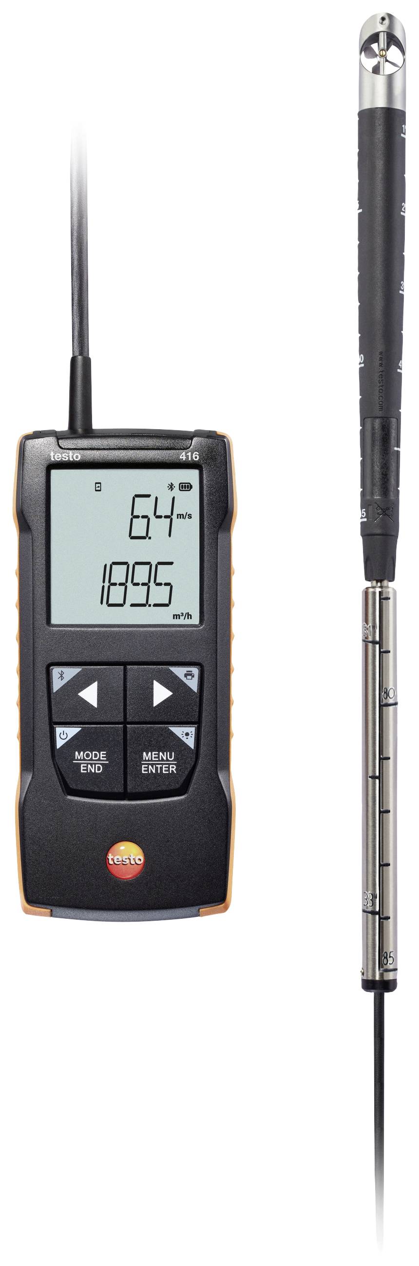 Strumento di misurazione digitale con cavo e sonda, display LCD che mostra numeri. Utilizzato per misurare grandezze fisiche come temperatura o flusso d'aria.