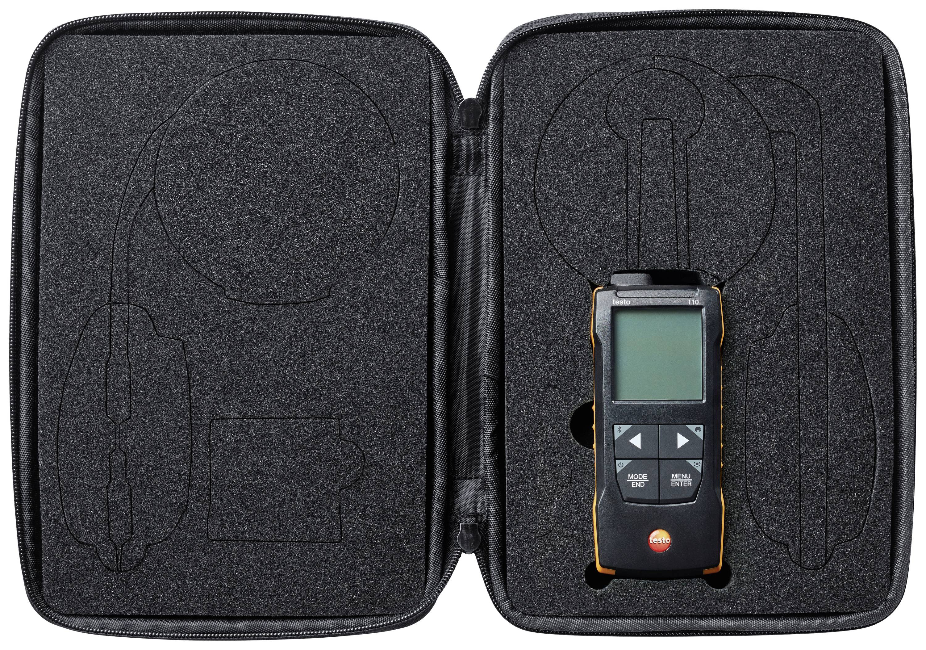 Custodia protettiva nera aperta con un dispositivo elettronico di misurazione dotato di display e tasti sul lato destro. A sinistra sono presenti degli spazi riservati agli accessori.