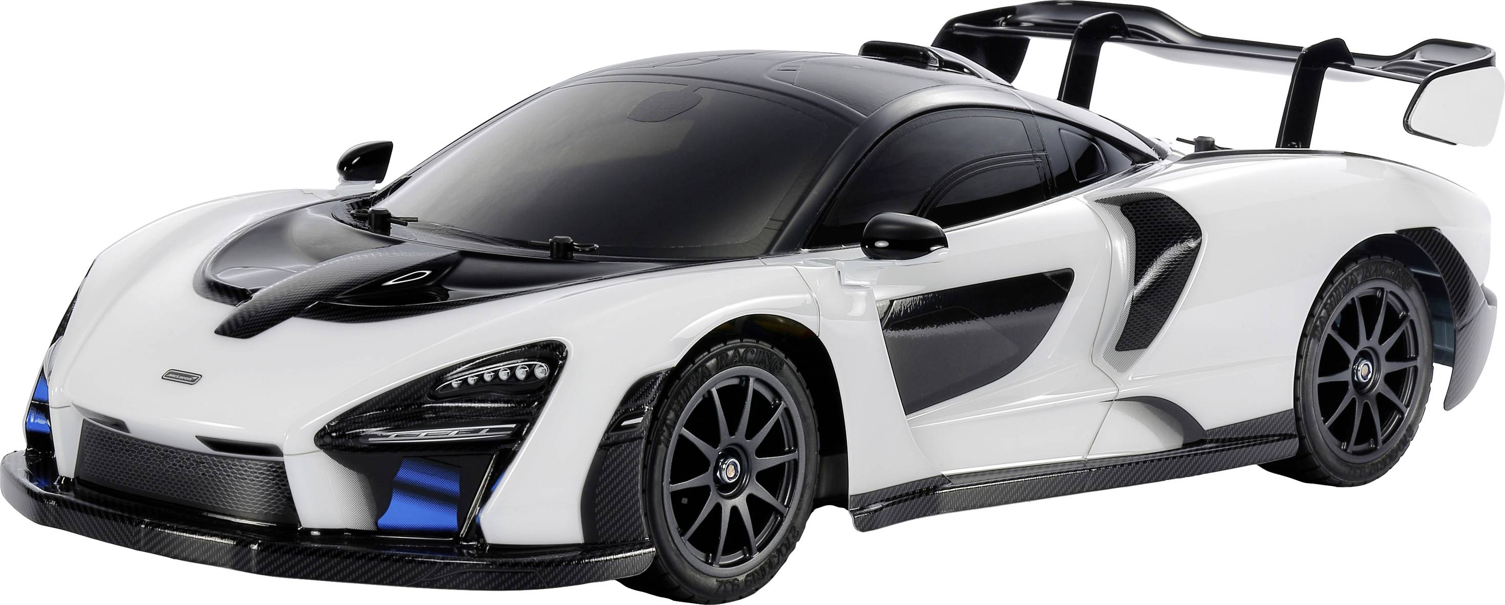 Un'auto sportiva bianca con dettagli neri e un grande spoiler posteriore è parcheggiata su uno sfondo grigio.