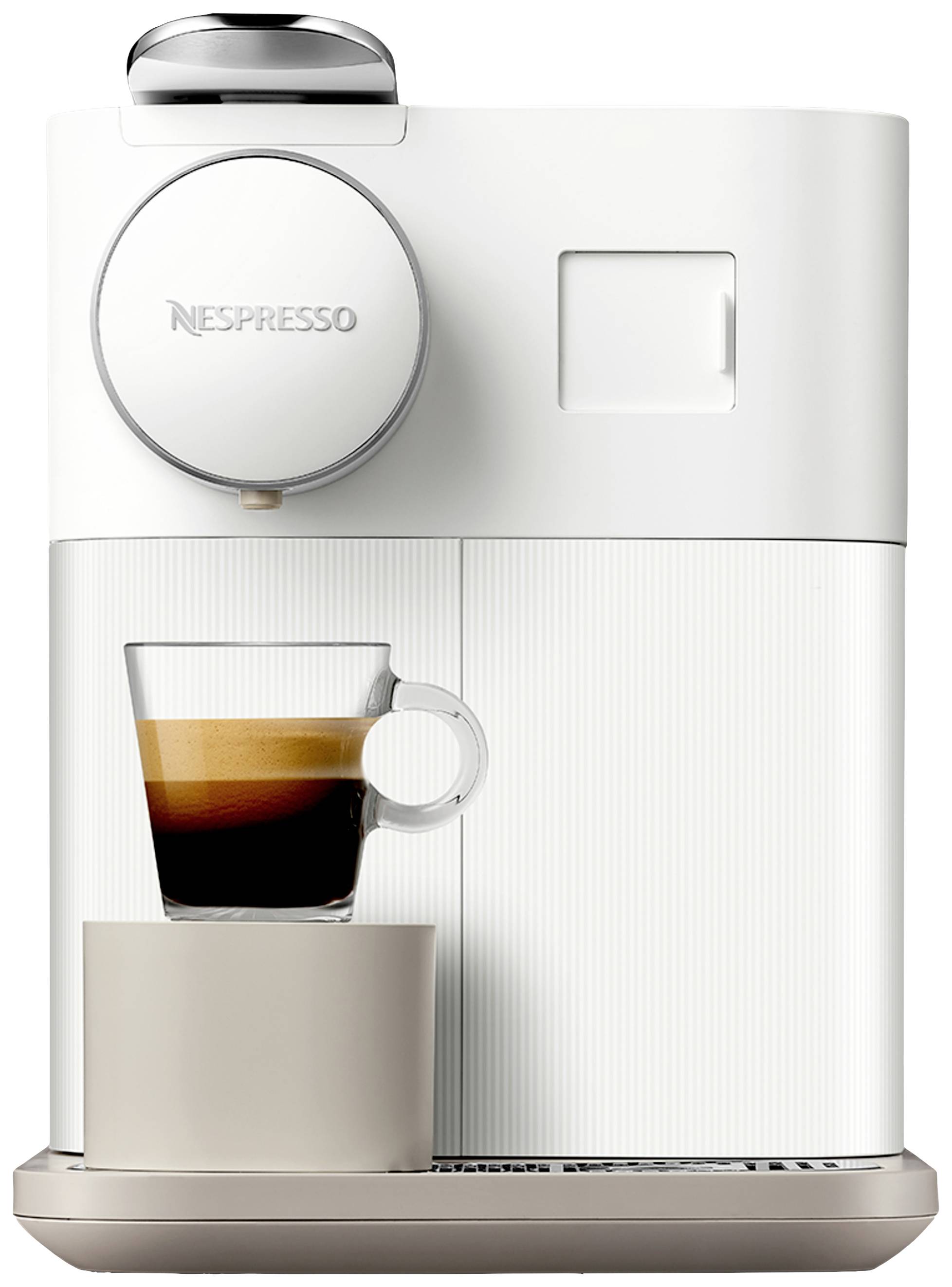 Macchina da caffè Nespresso bianca con un espresso appena preparato in una tazza di vetro, pronta per essere servita.