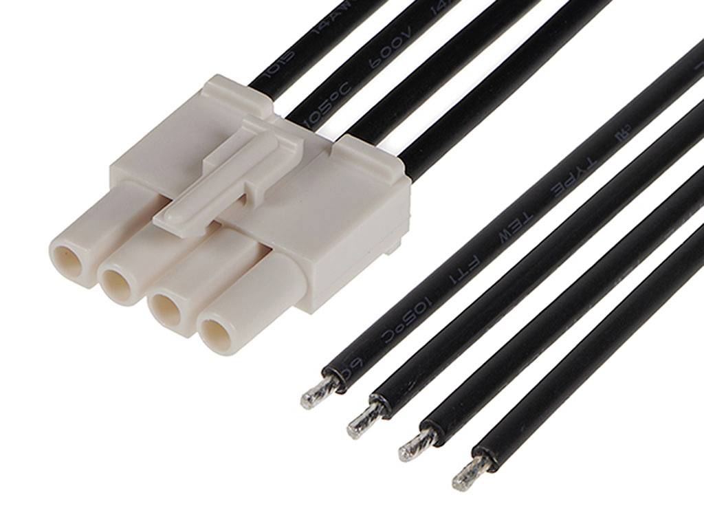 Primo piano di un connettore tripolare con cavi neri, le estremità sono spellate. Adatto per connessioni elettriche.