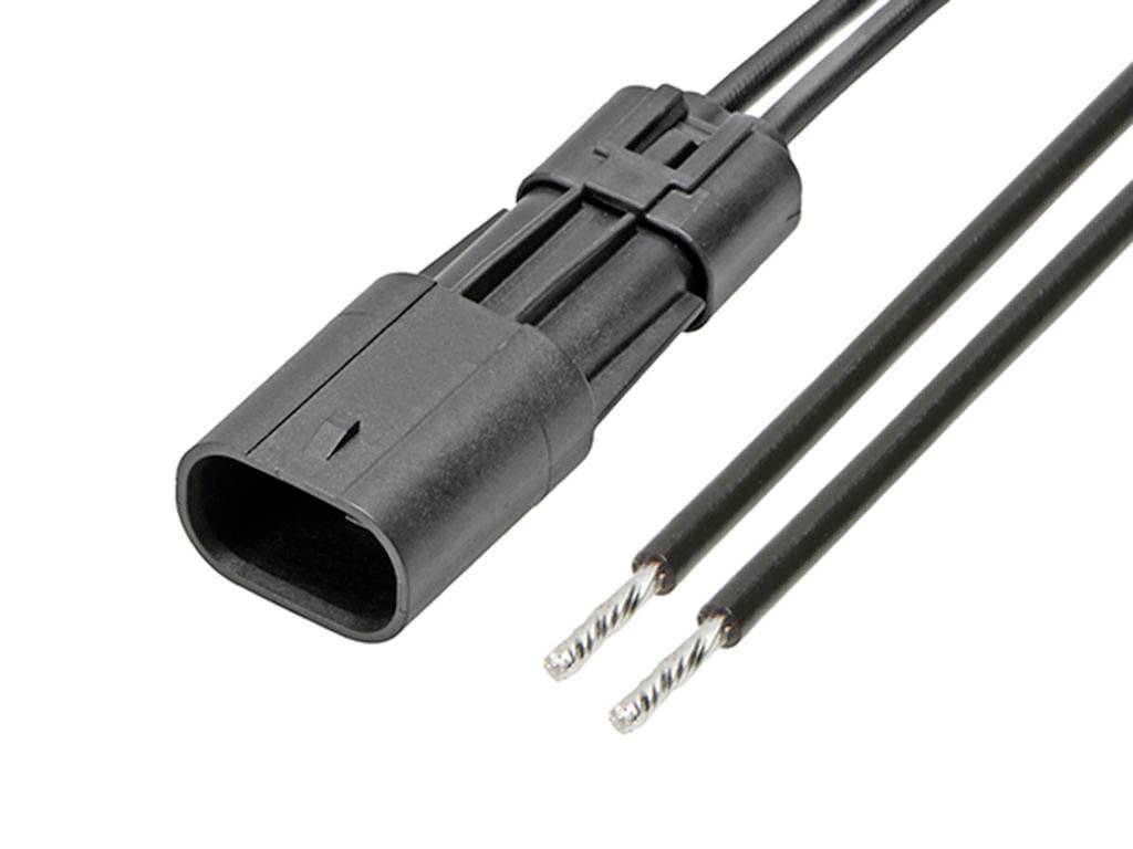 Spina elettrica nera con due fili scoperti, utilizzata per il collegamento in un sistema elettrico.