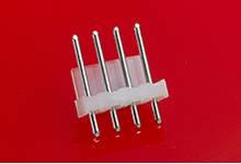Un connettore bianco con cinque pin metallici su sfondo rosso, utilizzato per connessioni elettroniche.