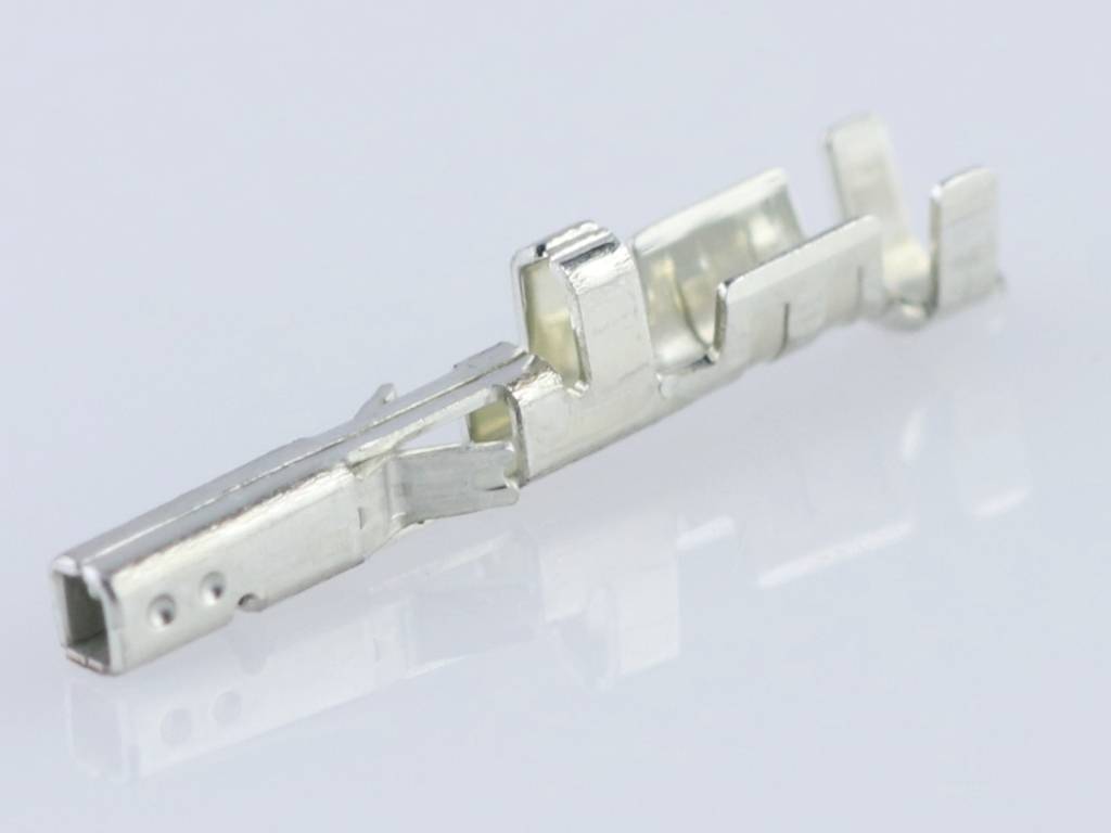 Pin di contatto metallico per connessioni elettriche, vista laterale. Adatto per connessioni a crimpare in connettori elettrici.