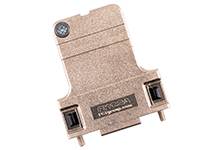 Un adattatore metallico con due connettori per connessioni elettroniche. In alto a sinistra è presente una piccola marcatura blu.