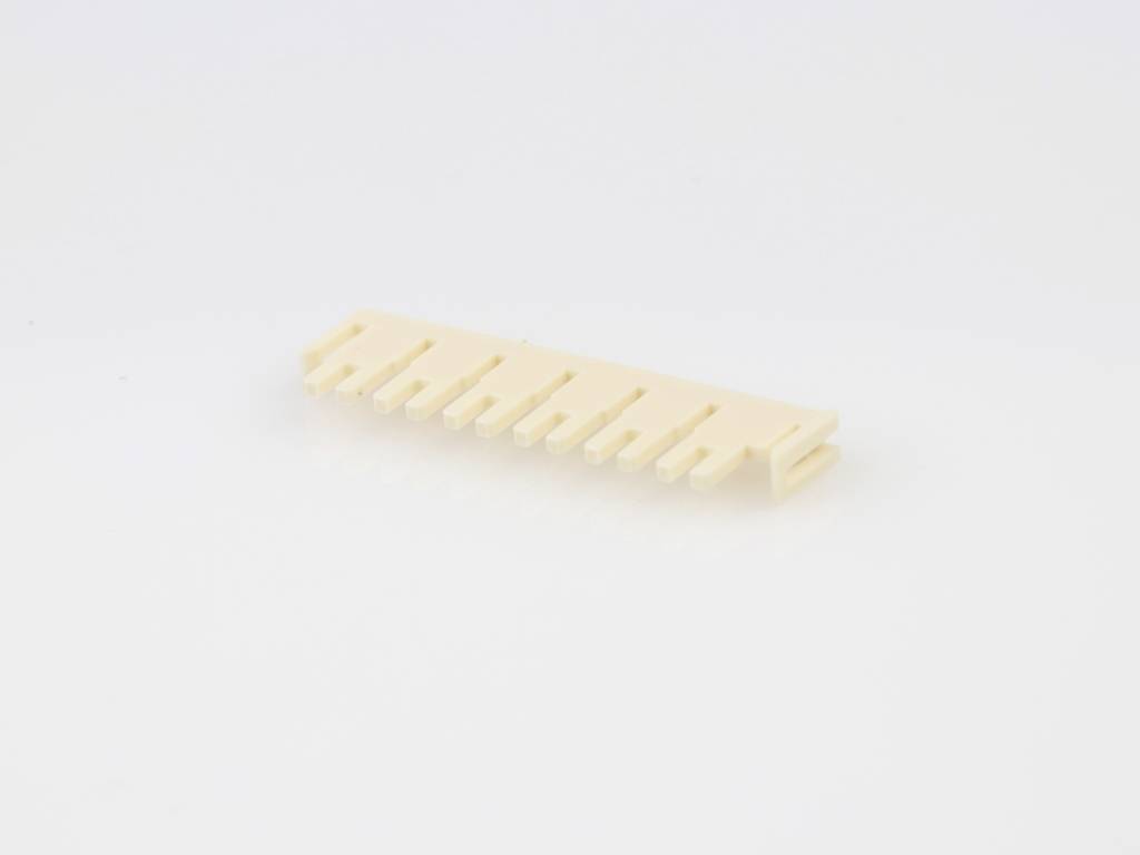 Un componente in plastica beige con diversi denti allineati, probabilmente un connettore o un distanziatore, su sfondo bianco.